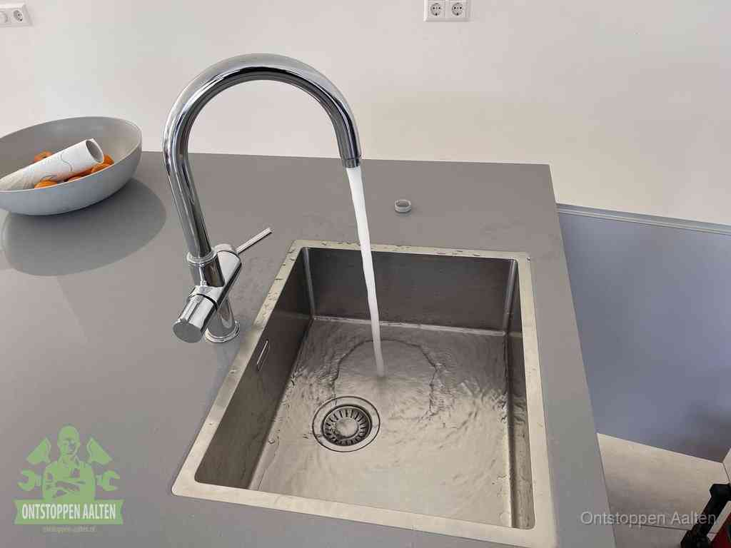 Een vrij doorstromende rvs spoelbak waar het water moeiteloos wegloopt, het resultaat van slim onderhoud dat geld bespaart in Aalten