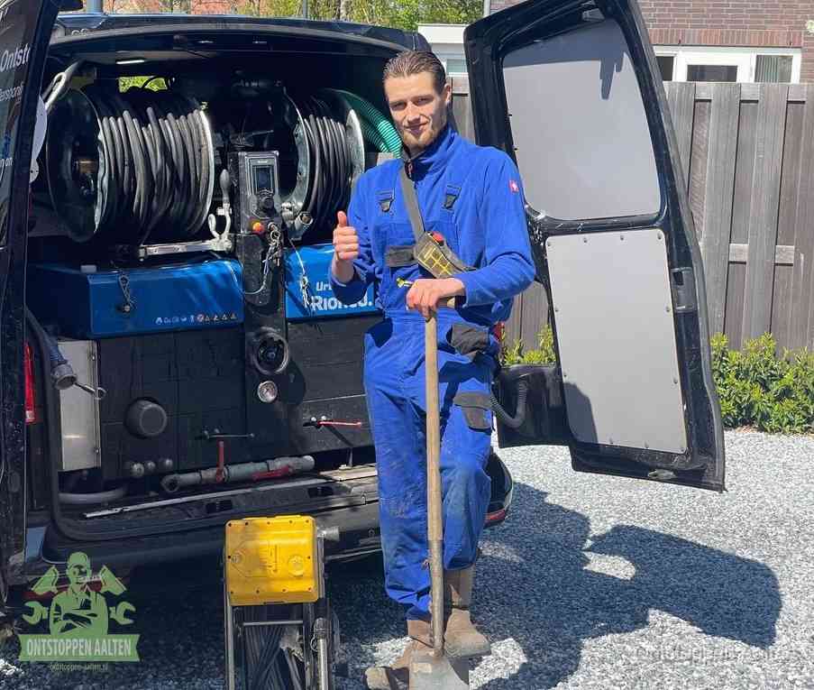 Een tevreden monteur met opgestoken duim na een geslaagde klus, slim ingrijpen bespaart kosten bij een verstopte wc in Aalten