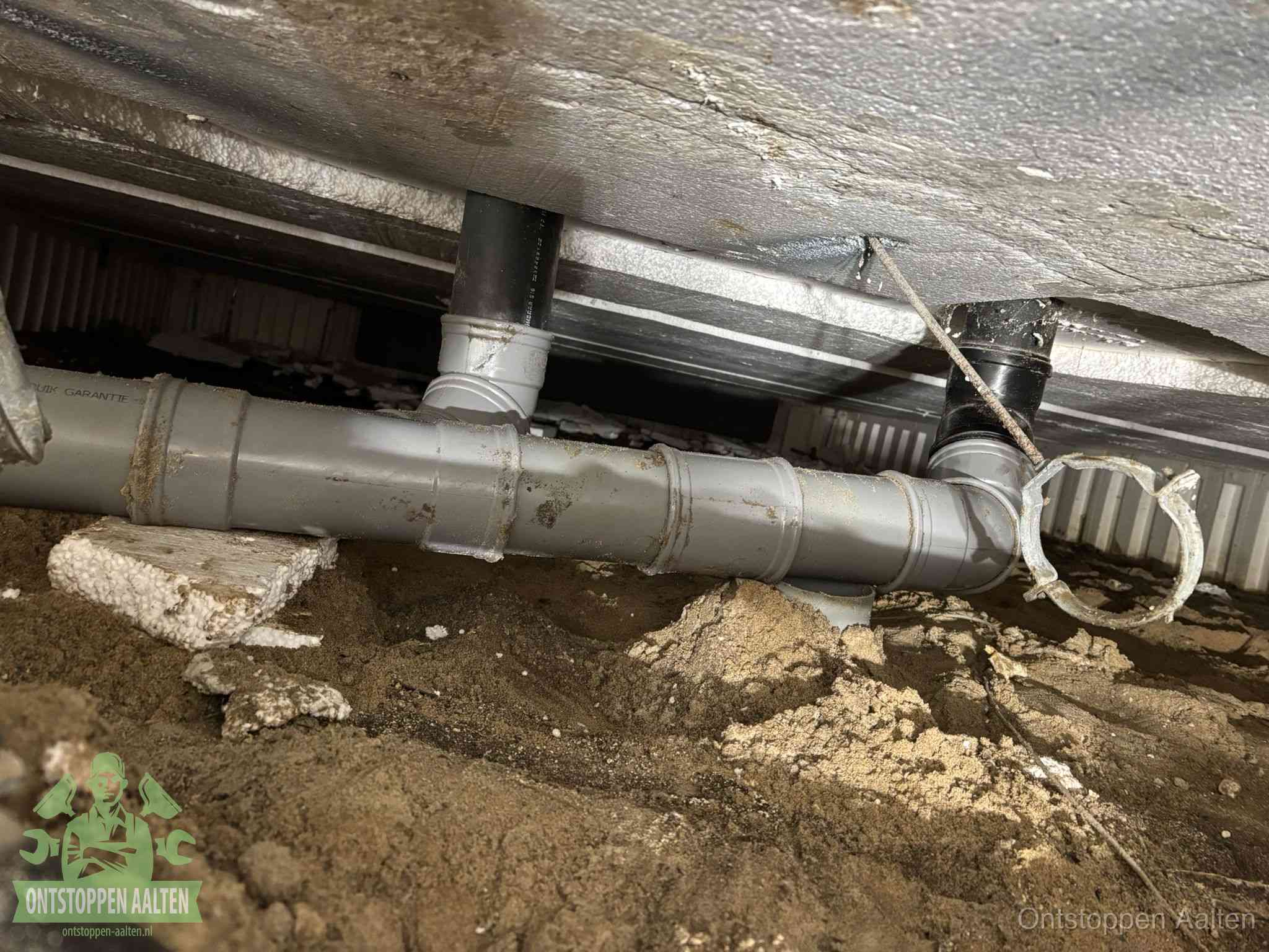PVC-buizen in de kruipruimte van een gemengd of gescheiden rioolstelsel in Aalten