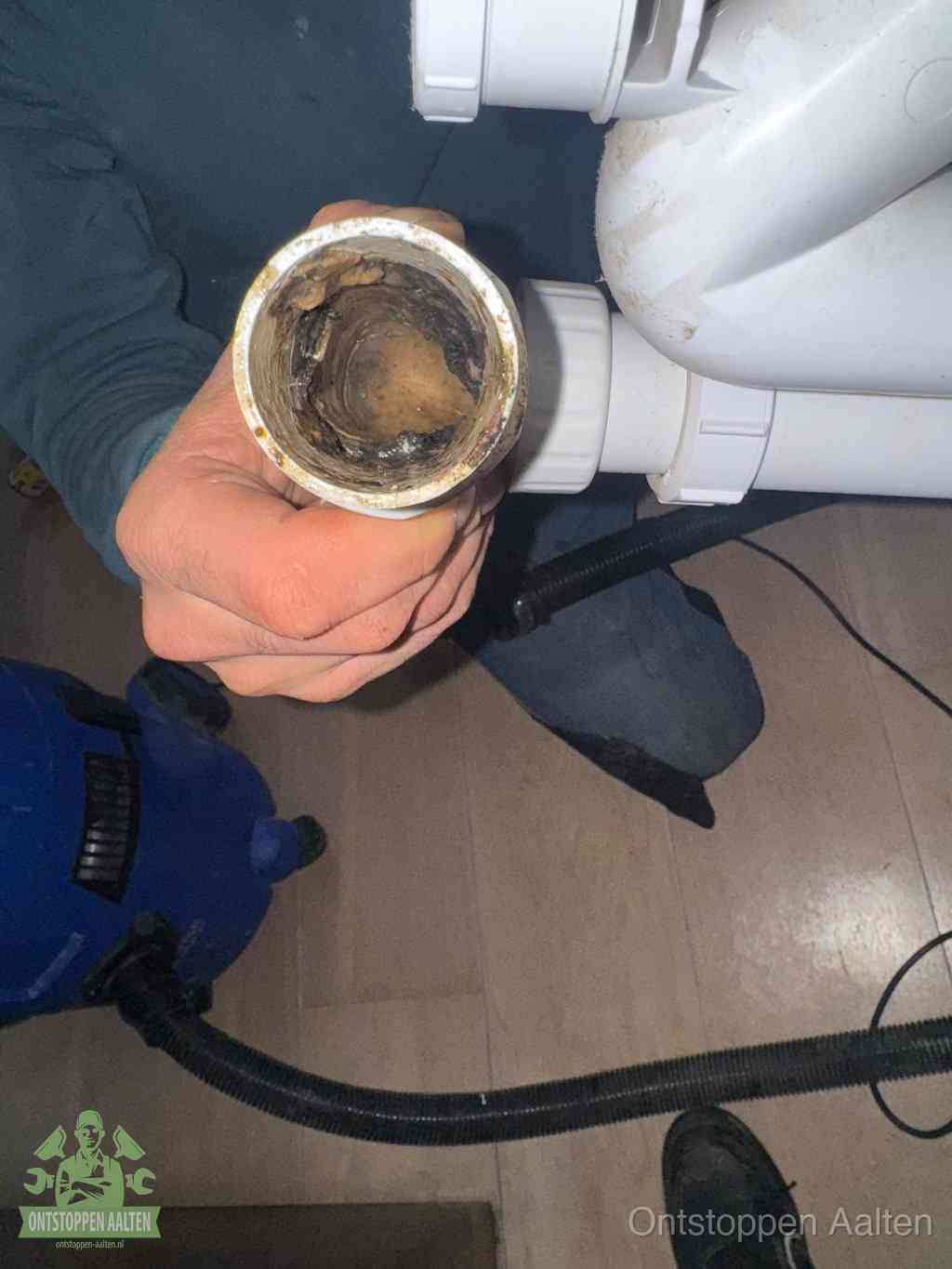 Een losgekoppeld afvoerbuisstuk dat van binnen volledig is dichtgeslibd, het gevolg van een verstopping te lang laten zitten in Aalten