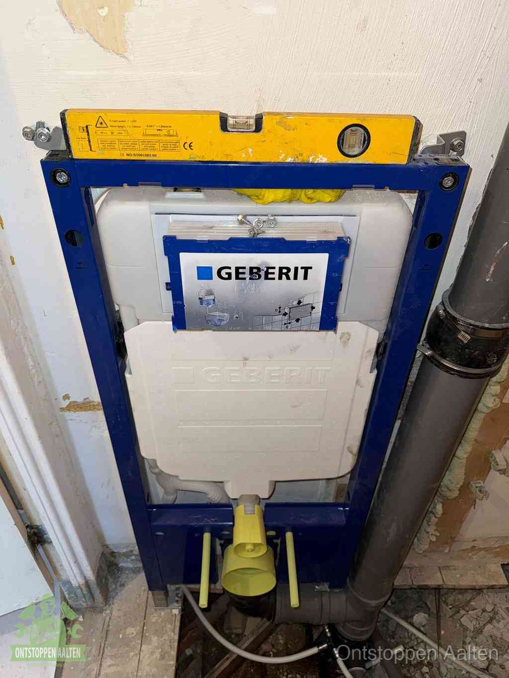Een Geberit inbouwreservoir met frame voor een hangtoilet tegen de wand, met de afvoerbocht naar de vloer, kenmerkend voor een verstopt hangtoilet in Aalten
