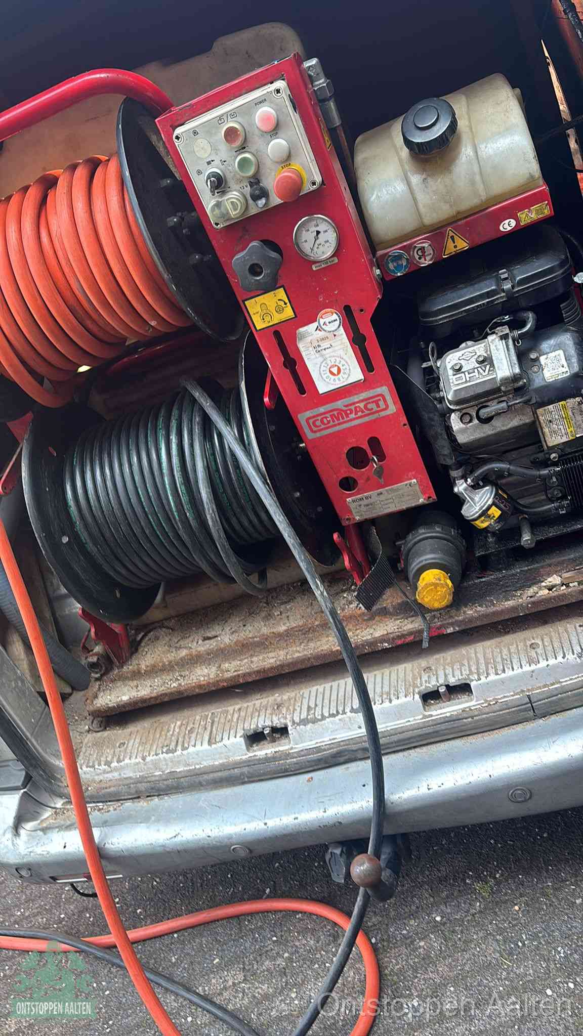 Een rood hogedruk-rioolreinigingstoestel in de laadbak van de bedrijfsbus, apparatuur voor een hardnekkige afvoerverstopping in Aalten