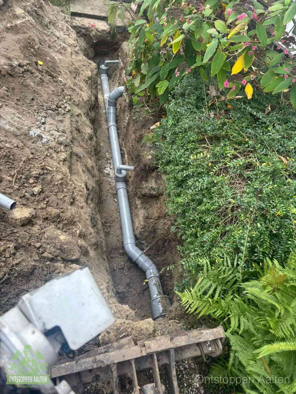 Open sleuf met nieuwe PVC-buizen, riool repareren en vervangen in Aalten