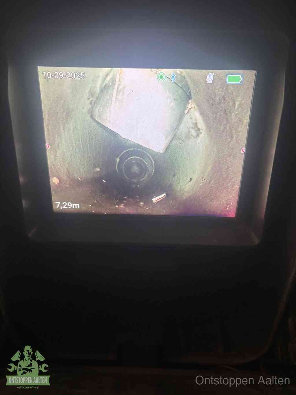 Camerabeeld van een verzakte rioolbuis diep onder de grond, een rioolverzakking in Aalten