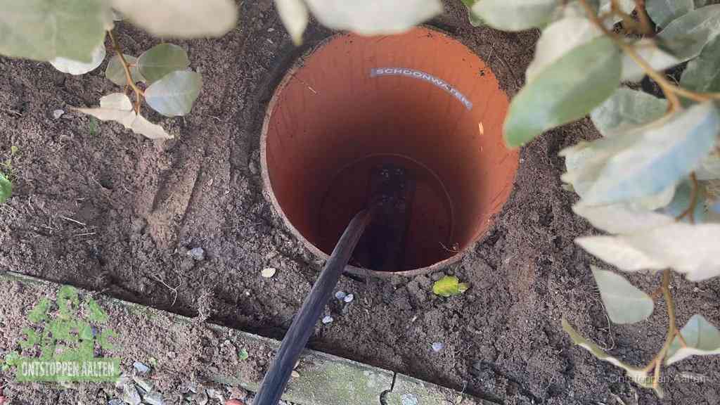 Open inspectieput in de tuin waar een veer rioolvliegjes en stankoverlast aanpakt in Aalten
