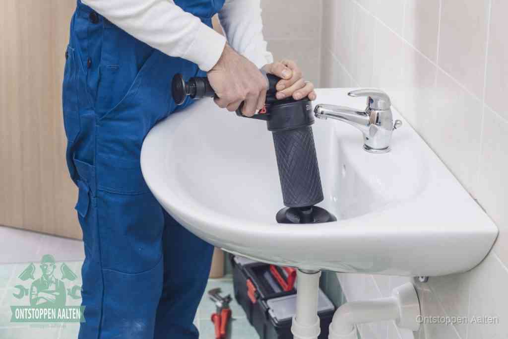 Een te ruwe doe-het-zelf poging met een hand-pomp op de afvoer van een badkamer-wastafel, een van de veelgemaakte fouten bij afvoer ontstoppen in Aalten