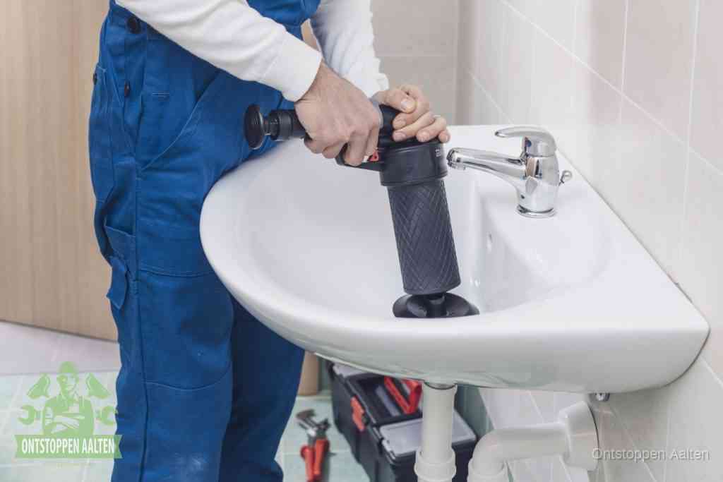 Een te ruwe doe-het-zelf poging met een handmatige perslucht-ontstopper op een sanitair-afvoer, een van de veelgemaakte fouten bij wc ontstoppen in Aalten
