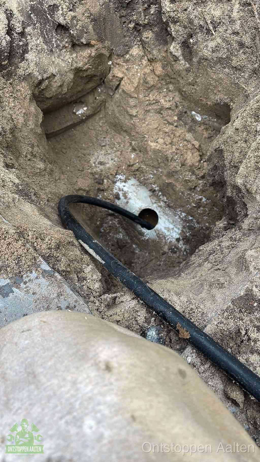 Uitgegraven rioolbuis in de grond, hulp om zelf het riool te ontstoppen in Aalten